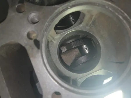 Blick durch eine Zylinderlaufbuchse auf Kurbelwelle und Kurbeltrieb eines zerlegten Multicar Dieselmotors