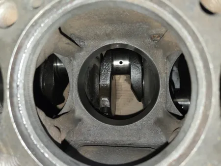 Kurbelwelle und Kurbeltrieb durch die Zylinderbohrung eines Multicar Dieselmotors fotografiert