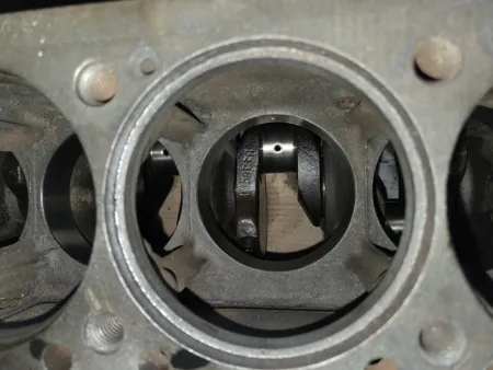 Nahaufnahme der Kurbelwelle durch eine leere Zylinderlaufbuchse des Multicar M25 Motors