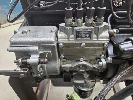 Nahaufnahme der mechanischen Reiheneinspritzpumpe eines Multicar M25 Dieselmotors