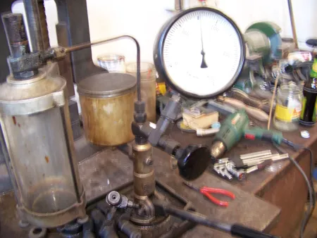 Einspritzdüse eines Multicar Dieselmotors auf einem mechanischen Düsenprüfgerät mit Manometer