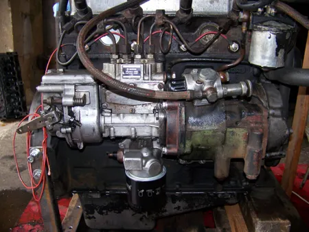 Montierte Reiheneinspritzpumpe mit Kraftstoffleitungen an einem Multicar Dieselmotor
