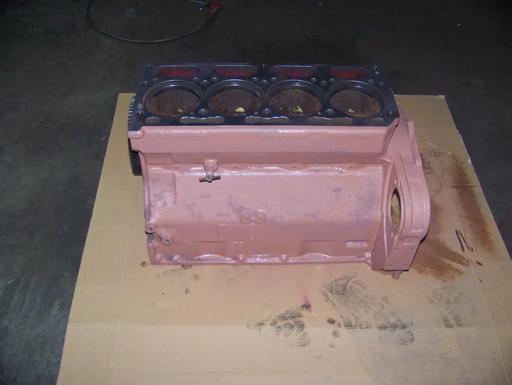 Aufgearbeiteter und in Rostschutzgrundierung lackierter Multicar Motorblock auf Karton